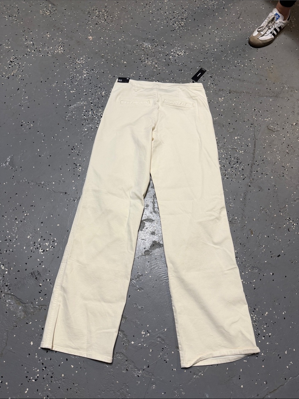 Express Cream Wide-Leg Jeans with Button Accent - Picture 4 of 5
